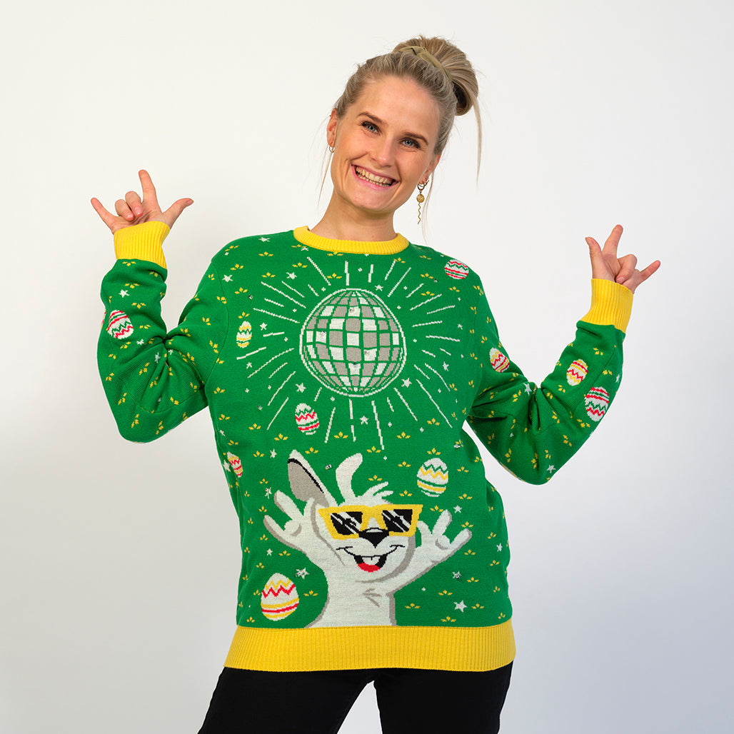 En smilende dame i en grøn påskesweater.